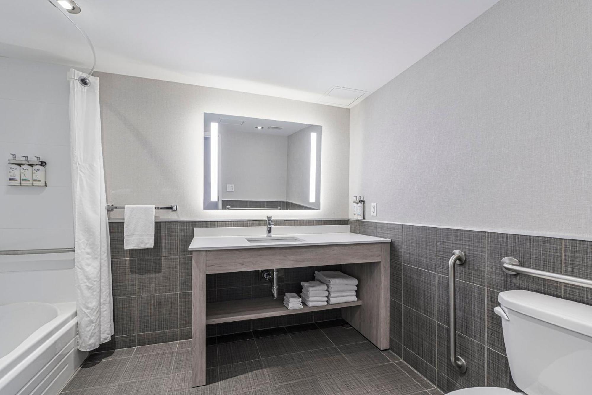 Holiday Inn Express Hotel & Suites Saint - Hyacinthe By Ihg Exterior foto
