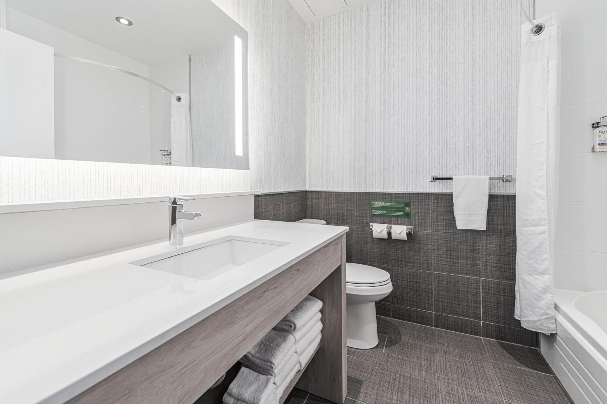 Holiday Inn Express Hotel & Suites Saint - Hyacinthe By Ihg Exterior foto