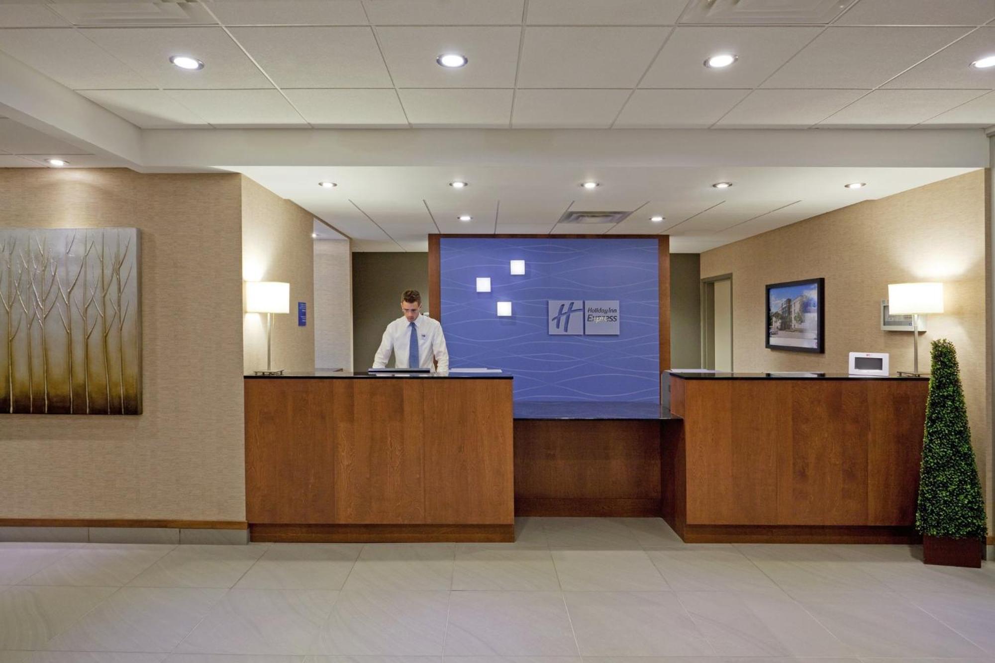 Holiday Inn Express Hotel & Suites Saint - Hyacinthe By Ihg Exterior foto